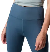 Calza deportiva Columbia modelo Boundless Trek Legging, color azul, de tiro alto y confeccionada en tejido hidroabsorbente con tecnología Omni-Wick™ y bolsillos laterales.