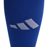 Medias de fútbol Adidas modelo Adi, de caña larga, color azul con las tres tiras características en blanco en el puño superior. Presentan refuerzos en color gris en la puntera y el talón, y el logo de la marca en el lateral.