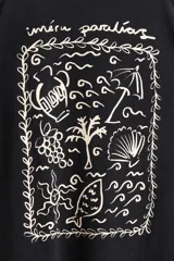 Remera oversized de algodón color negro, con cuello redondo acanalado, mangas cortas y diseño estampado en el pecho.