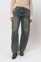 Pantalón de jean de tiro medio con pierna ancha y lavado gastado.