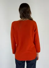 Sweater azul de tejido de punto con mangas 3/4 y cuello redondo.