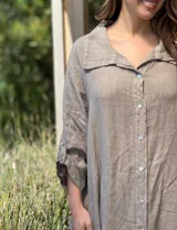 Vestido camisero amplio y largo color marrón chocolate, fabricado en Italia, con botones de nácar, cuello camisero y bolsillos laterales.