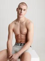 Pack de tres boxers ajustados de algodón con cintura elástica distintiva de Calvin Klein. Diseño minimalista con ajuste de talle medio.