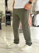 Pantalón de gabardina de corte chino en color azul marino, de diseño clásico y versátil.