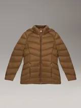 Campera puffer corta Calvin Klein de color marrón, con diseño capitonado de líneas horizontales, cuello alto, cierre frontal de cremallera y bolsillos laterales con cierre.