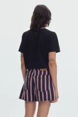 Short de denim de tiro alto y fit relajado con estampado de rayas verticales en color negro y rosado.