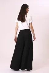 Pantalón palazzo negro de tiro alto con pinzas y dos botones en la cintura.