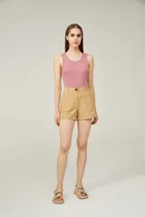 Musculosa de algodón color rosa viejo, de corte holgado y cuello redondo.