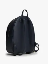 Mochila de diseño minimalista con acabado granulado en color azul marino. Presenta un bolsillo frontal con cierre, correas ajustables, asa superior y el monograma TH metálico en la parte frontal. Se destaca por una cinta decorativa vertical con detalles en rojo y blanco.