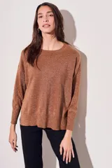 Sweater color cobre con lurex, de corte holgado y mangas largas.