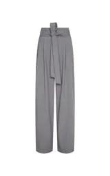 Pantalon sastrero de tiro alto en color gris, con diseño de pierna ancha y corte relajado. Presenta pliegues frontales, bolsillos laterales y un cinturón del mismo tejido para ajustar en la cintura.