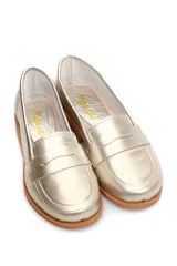 Mocasín plateado de cuero con detalle de vincha y suela plana color madera.