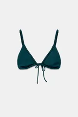 Top de bikini triangular color verde oscuro, con tirantes trenzados y lazada ajustable en la espalda.