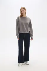 Pantalón jean negro de corte ancho.