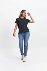 Remera negra de algodón con cuello redondo y corte clásico.