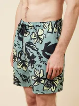 Short de baño celeste con estampado de flores y texto en negro.