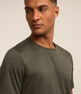 Remera deportiva de manga corta y cuello redondo, color azul, confeccionada en tejido de poliéster con tecnología Dry para mayor transpirabilidad.