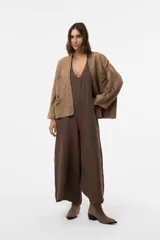 Chaqueta de inspiración boho color marrón tostado, de calce amplio y relajado, con detalles calados estilo crochet en mangas y cuerpo.