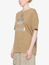 Camiseta de lino Isabel Marant Étoile, color tostado, con cuello redondo y logo estampado en color plateado en el pecho.