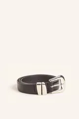 Cinturón de cuero negro con textura lisa y hebilla metálica plateada de diseño clásico.