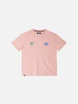 Camiseta color durazno con estampado en la espalda con motivos geométricos y texto.