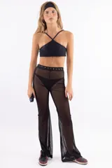 Top halter negro con tirantes cruzados y diseño estampado de hojas en relieve.
