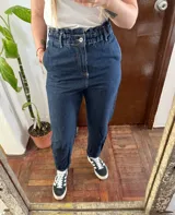 Pantalón de jean Zara modelo slouchy, color azul marino, de tiro alto con cintura fruncida paperbag, bolsillos laterales y cierre frontal con botón.