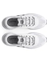 Championes de running Under Armour modelo Charged Rogue 4, color blanco con logo negro en el lateral. Presentan una parte superior de malla técnica transpirable, plantilla Deluxe Comfort System y entresuela Charged Cushioning para mayor amortiguación y respuesta.