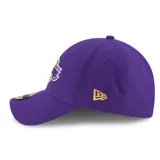Gorra de visera curva New Era color violeta con logo de Los Angeles Lakers bordado en el frente y logo de la NBA en el lateral.