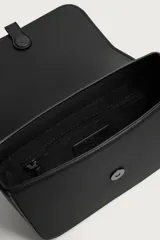Bandolera de hombre con acabado engomado en color negro, con solapa frontal texturizada y cierre de botón a presión. Cuenta con correa de hombro ajustable e incluye un pequeño monedero desmontable con cierre.