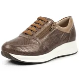 Championes de cuero color marrón con textura tipo animal print de serpiente, cordones marrones, cierre lateral decorativo y suela blanca con plataforma baja.