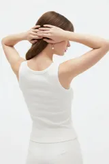 Musculosa de algodón azul con diseño de canalé, cuello redondo y tirantes anchos, ajustada al cuerpo.