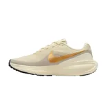 Championes de running Nike Revolution 8, color negro con suela blanca y logo lateral en blanco. Diseño de malla transpirable con refuerzos sintéticos y amortiguación ligera.
