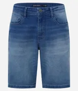 Bermuda slim de jean color azul gastado, con bolsillos laterales y traseros, cierre frontal con botón y bragueta, y diseño de dobladillos.