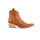 Bota tipo texana de caña baja, confeccionada en cuero color terracota con acabado arrugado en la parte frontal. Presenta un diseño de costuras decorativas, taco cuadrado de madera y punta fina.