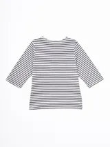 Remera de manga tres cuartos con estampado de rayas horizontales, cuello redondo y detalle de botones metálicos en el hombro.