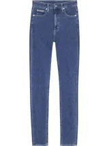 Jeans de tiro alto Calvin Klein, color azul denim, corte skinny, con cinco bolsillos y cierre con cremallera y botón.