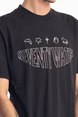 Remera de algodón color negro con estampa frontal en color blanco que incluye el texto 'SEVENTY WATER' y una serie de iconos lineales.