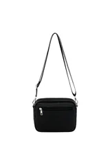 Bandolera negra con textura granulada, cierre superior y bolsillo frontal con cierre. Incluye correa ajustable con logo de la marca y un charm colgante de cuerdas multicolor.