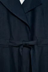 Chaqueta estilo trench corta color azul marino confeccionada con lino. Cuenta con cuello solapa, manga larga con trabilla, bolsillos delanteros de vivo y cierre frontal con lazada ajustable en la cintura.