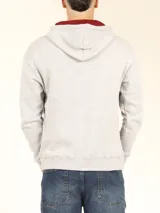 Sweater deportivo con capucha y cordones ajustables, bolsillo canguro frontal. Color verde oliva jaspeado.