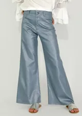 Pantalón acampanado color gris con reflejos rosados.