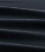 Remera masculina blanca, modelo muscle con cuello redondo y manga corta. Sin estampado, confeccionada en algodón certificado BCI.