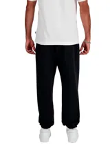 Pantalón de jogging New Balance modelo MP41519 SE FT Jogger, color azul marino, de corte relajado con puños elásticos en los tobillos y pequeño logo bordado en la pierna izquierda.