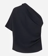Blusa negra de crepé con un solo hombro, escote drapeado y manga corta.
