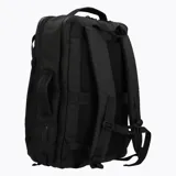 Mochila unisex de diseño minimalista y funcional, color negro, con múltiples compartimentos con cierre y logo de la marca Merrell grabado en el frente.