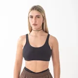 Top deportivo de escote redondo y diseño minimalista, con copas removibles y ajuste al cuerpo.