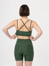 Top deportivo verde con breteles finos cruzados en la espalda.