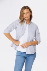 Camisa de manga larga con cuello clásico y corte recto, a rayas verticales rosas y blancas.