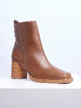 Bota de cuero color marrón con caña baja, punta cuadrada y taco geométrico de madera.